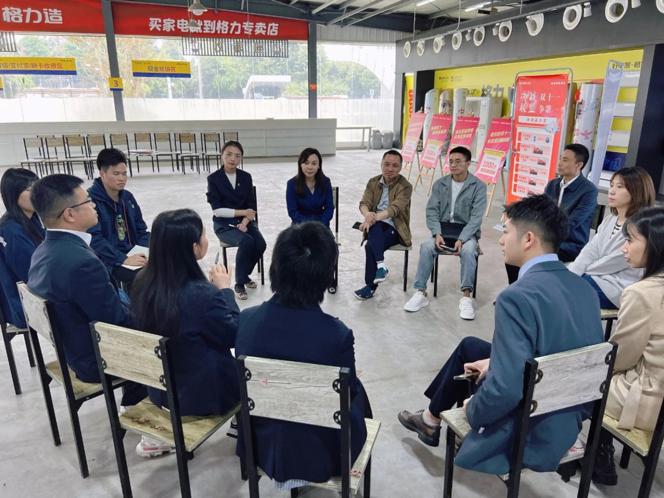 九龍坡區(qū)商務(wù)委攜余上鷗集團(tuán)赴重慶格力公司指導(dǎo)直播運(yùn)營(yíng)工作