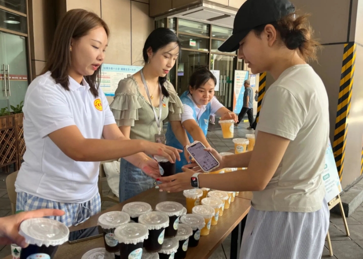 清涼行·心聯(lián)“新”| 余上鷗集團(tuán)聯(lián)合街道開(kāi)展夏日送清涼活動(dòng)