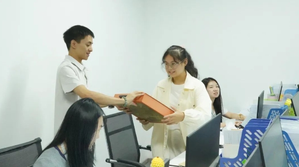 情暖員工 · “余”你相“月” | 余上鷗集團(tuán)開(kāi)展中秋慰問(wèn)活動(dòng)