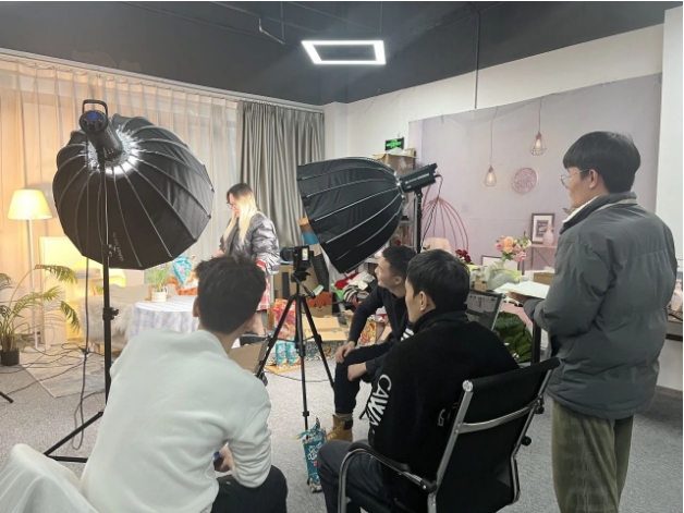 交流促進(jìn) 學(xué)習(xí)提升 | 余上鷗開展員工攝影培訓(xùn)活動(dòng)