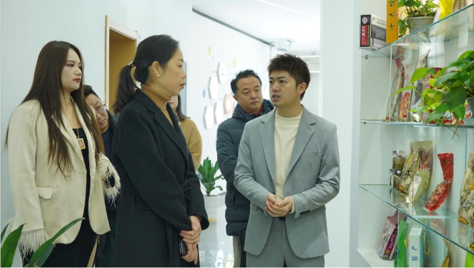 攜手共創(chuàng) 共繪藍(lán)圖| 榮昌區(qū)政府蒞臨余上鷗參觀調(diào)研