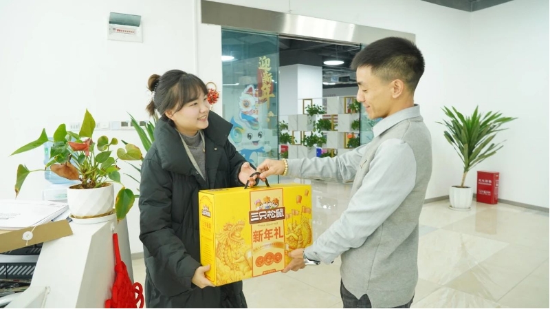 心系職工 情暖元旦 | 余上鷗集團(tuán)為全體員工發(fā)放元旦福利